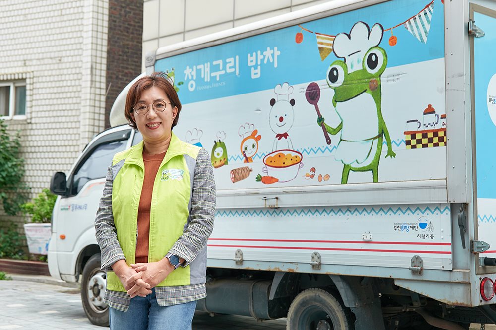 청개구리 밥차 앞에 선 이정아 이사장